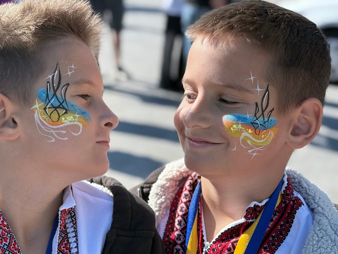 Діти з аквагримом на святі